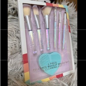 NIB 6 piece makeup brush and cleaning set ( LUXE+WILLOW)